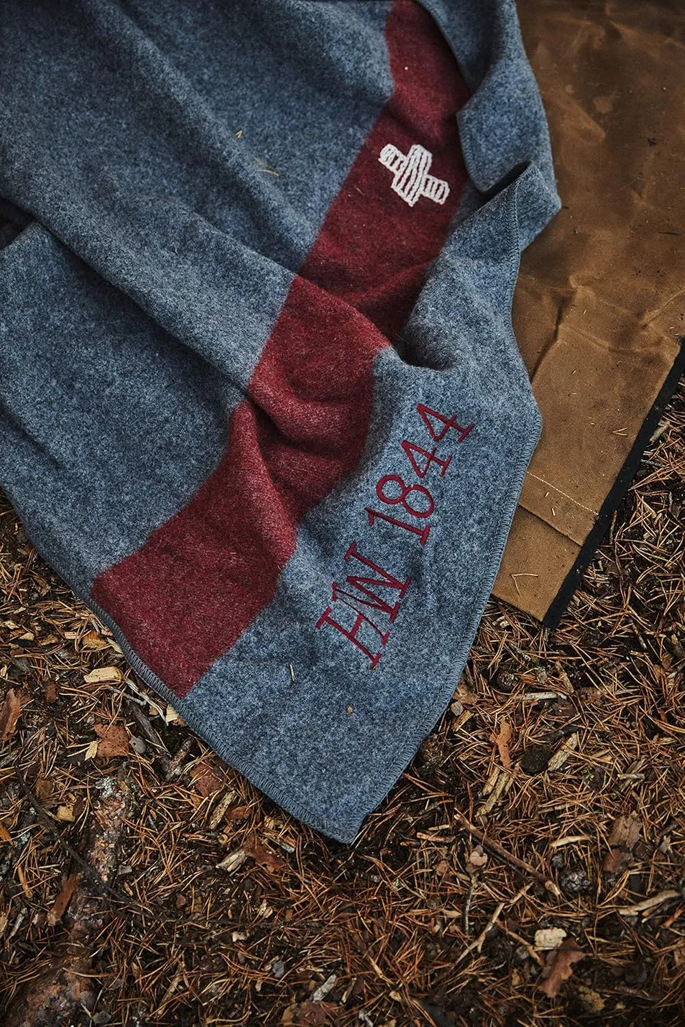 1844 Helko Werk Germany Swiss Army Mountaineer Blanket - 100% Fine Grade Australian Wool - 460 GSM Wool Warm and Durable Premium Quality Australian Made Includes Leather Carrier (Swiss Blanket) #F1150