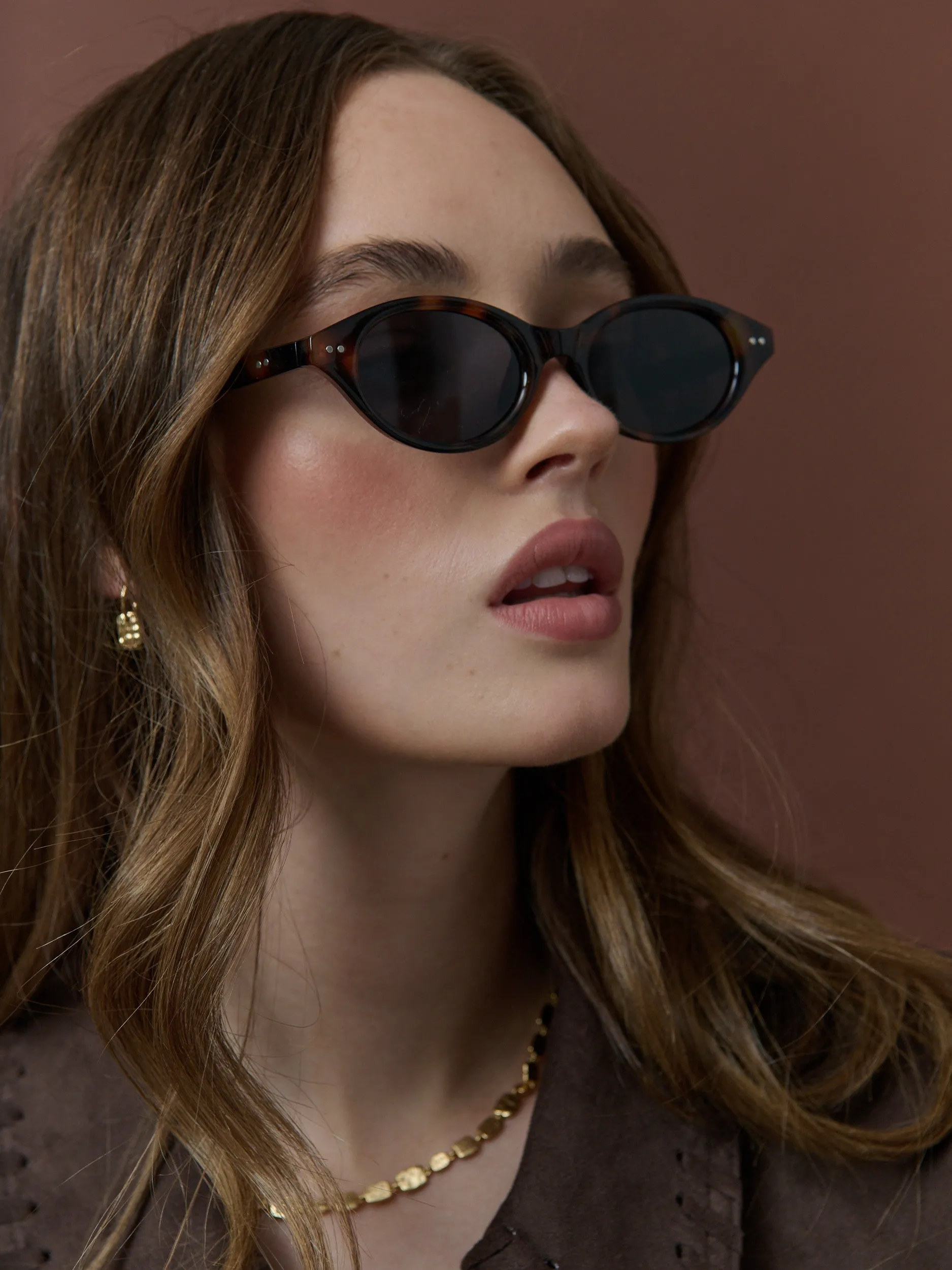 Aire Oval Frame Sunglasses in Black