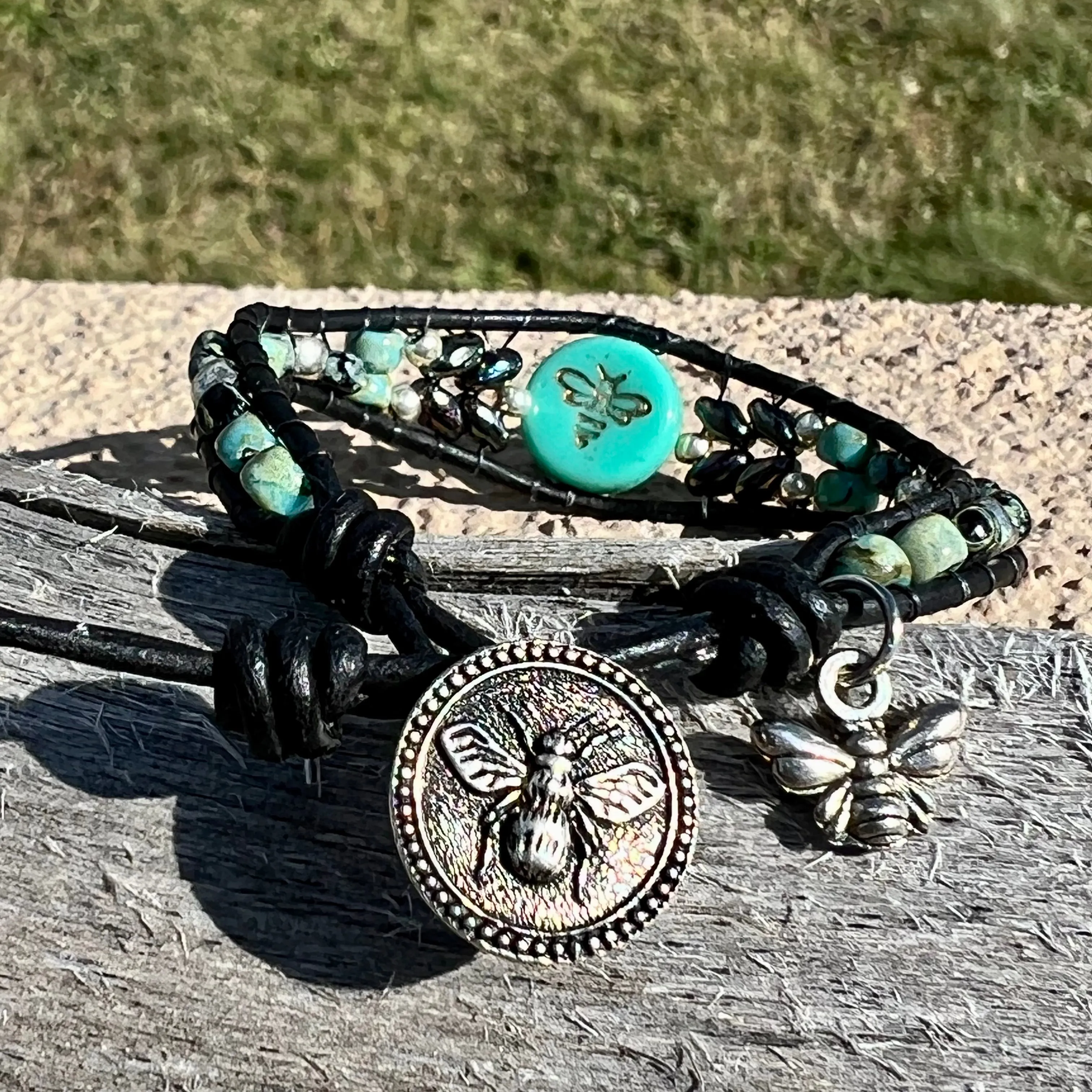 Beaded bee bracelet (Turquoise)