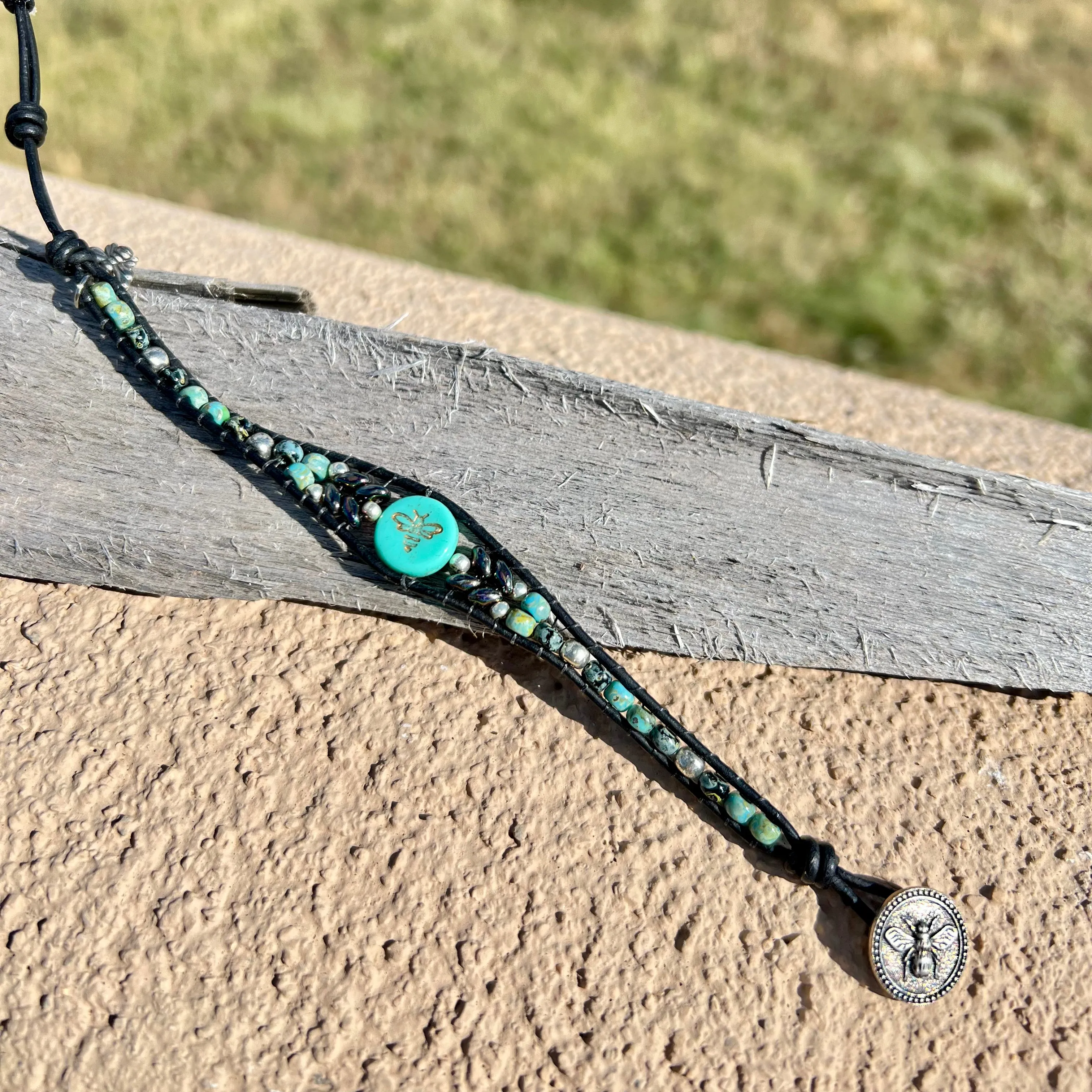 Beaded bee bracelet (Turquoise)