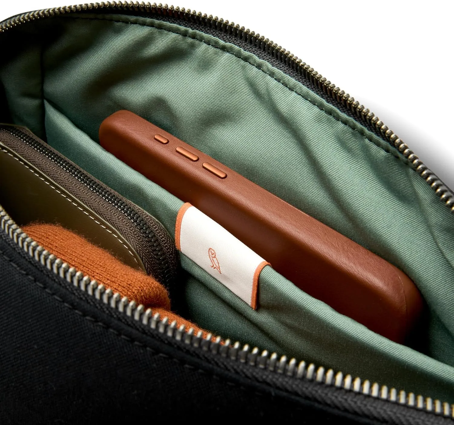 Bellroy Classic Sling (everyday 7 liter minimalist crossbody bag with internal organization, adjustable crossbody strap, and auto-compression system) - Black