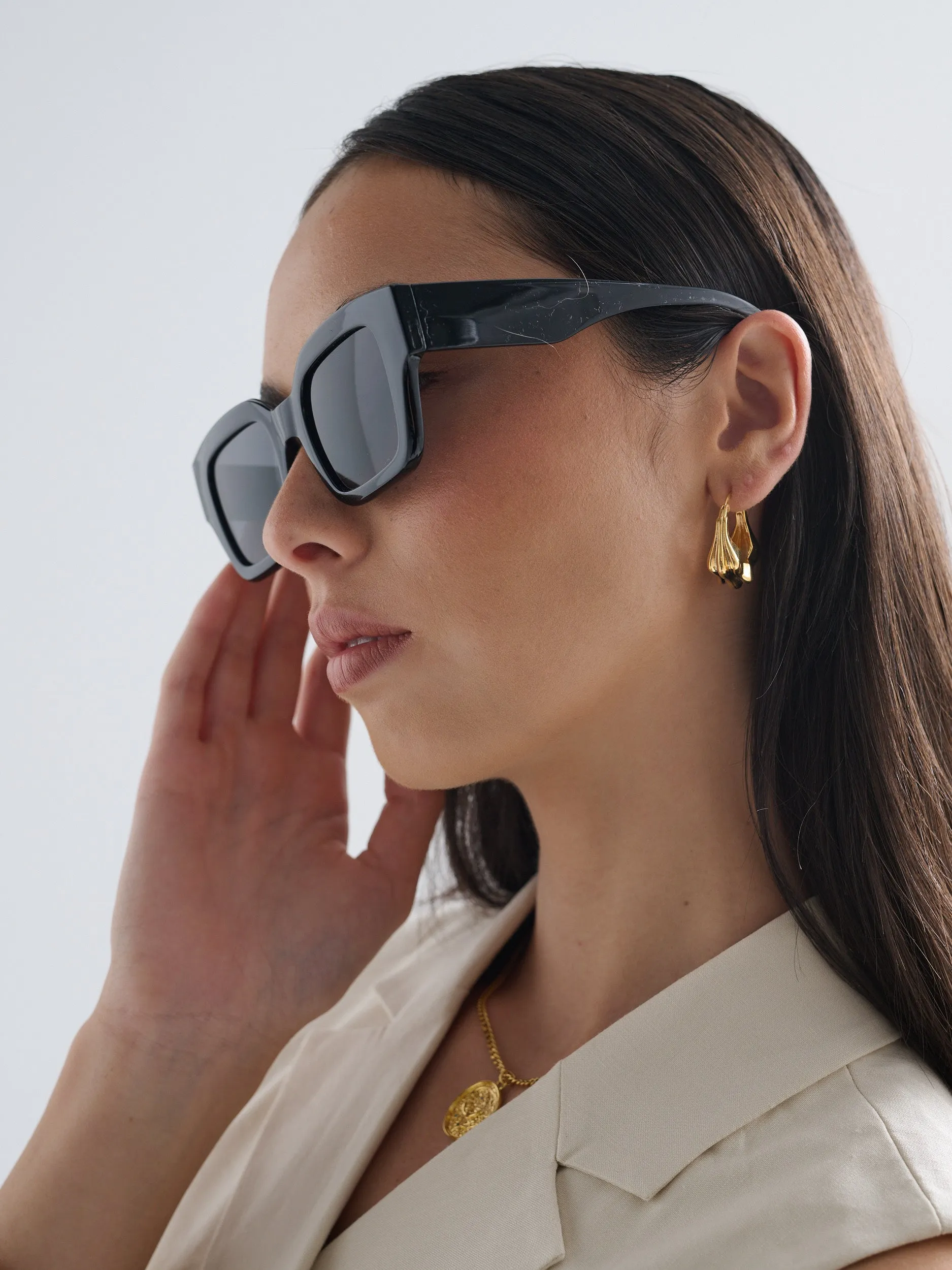 Jollie Angular Sunglasses in Black