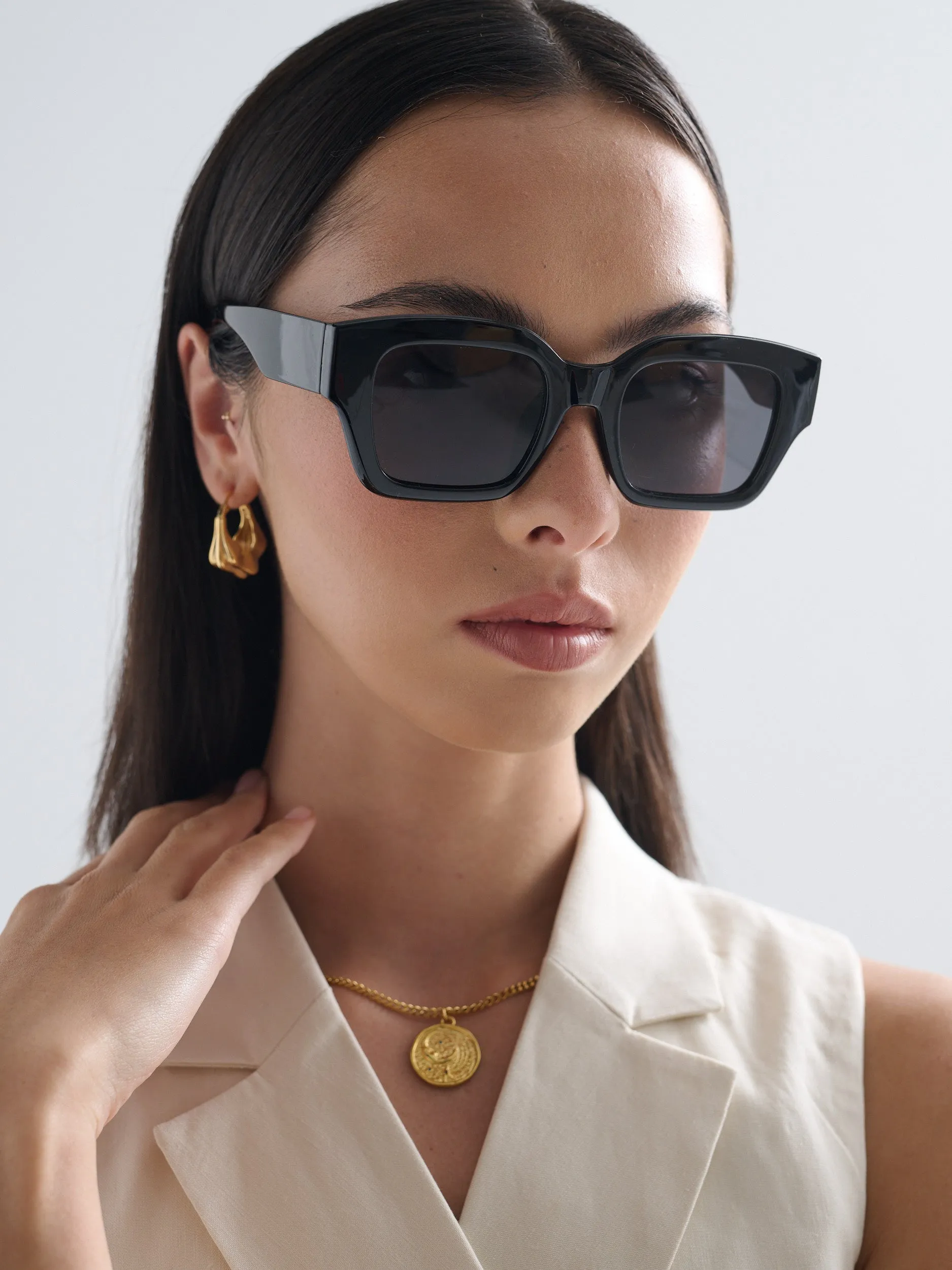Jollie Angular Sunglasses in Black