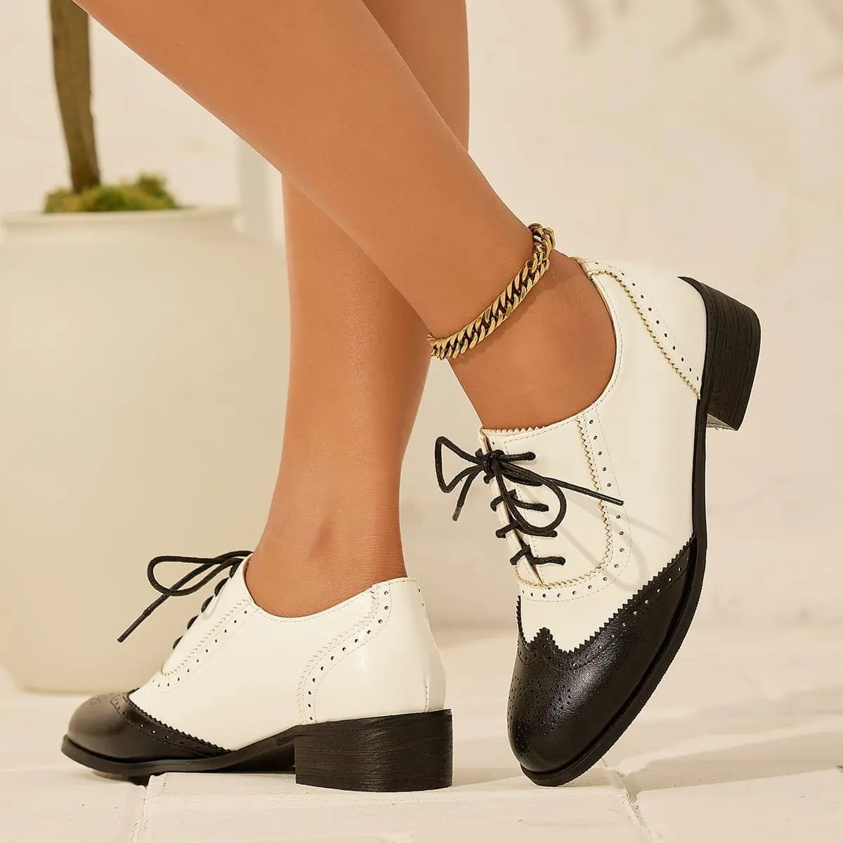 Women's Oxfords Black and White Wingtip Chunky Heeled Patent Leather Vintage Brogue Lace Up Two Tone Saddle Shoes